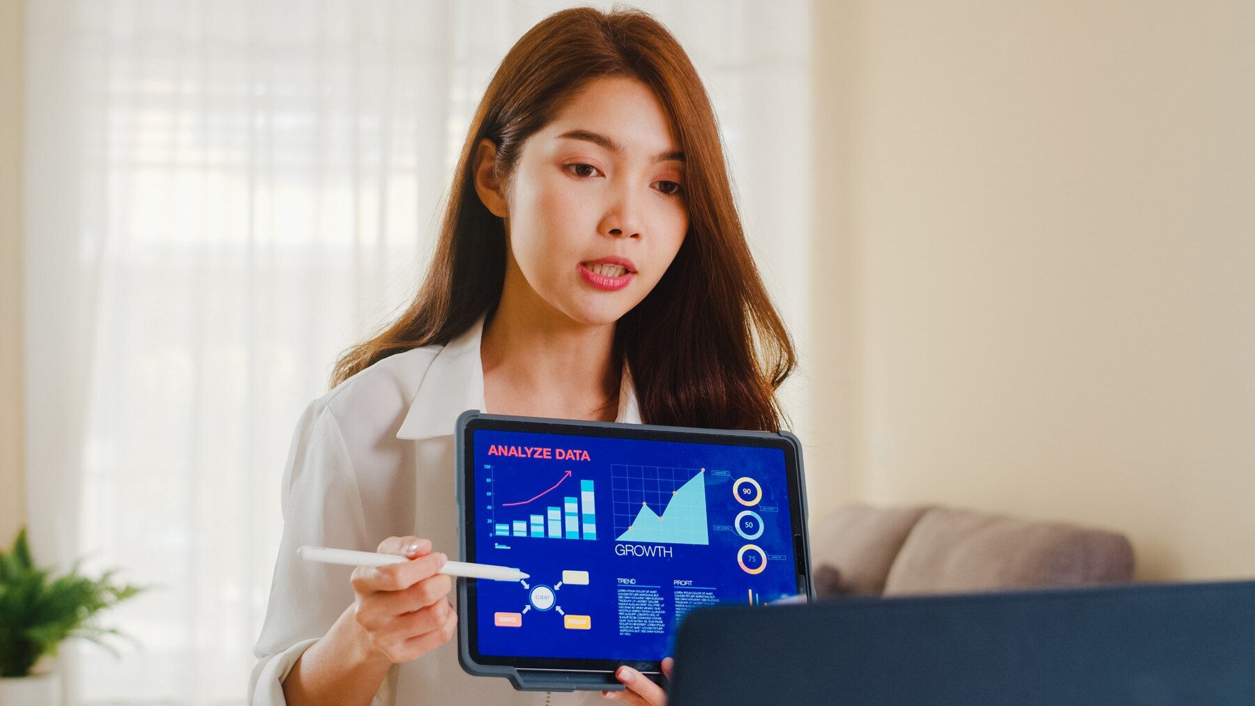 Với GenAI, bất kỳ ai - dù là nhân viên kinh doanh, quản lý marketing hay giám đốc điều hành - cũng có thể tương tác với dữ liệu bằng câu hỏi đơn giản, và nhận được câu trả lời chính xác, sâu sắc và dễ hiểu.